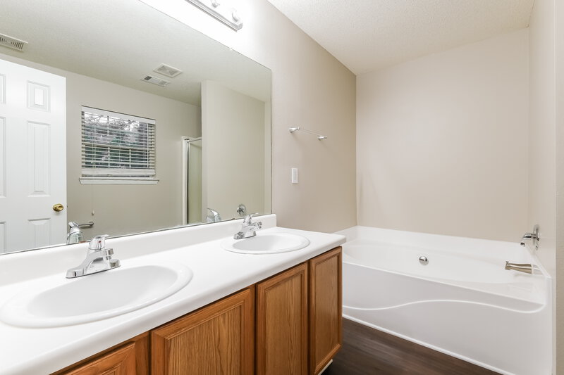 2,430/Mo, 1013 Saint Augustine Pkwy Locust Grove, GA 30248 Main Bathroom View