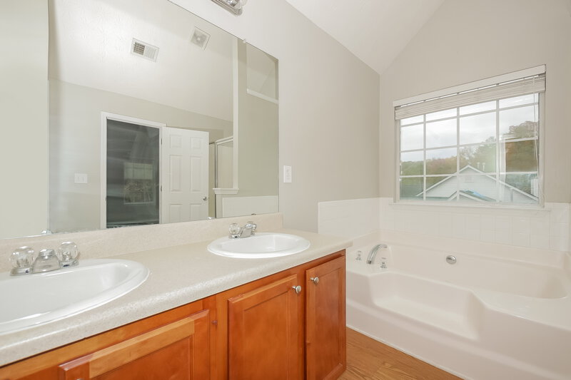 2,870/Mo, 112 Garrison Ln Locust Grove, GA 30248 Main Bathroom View