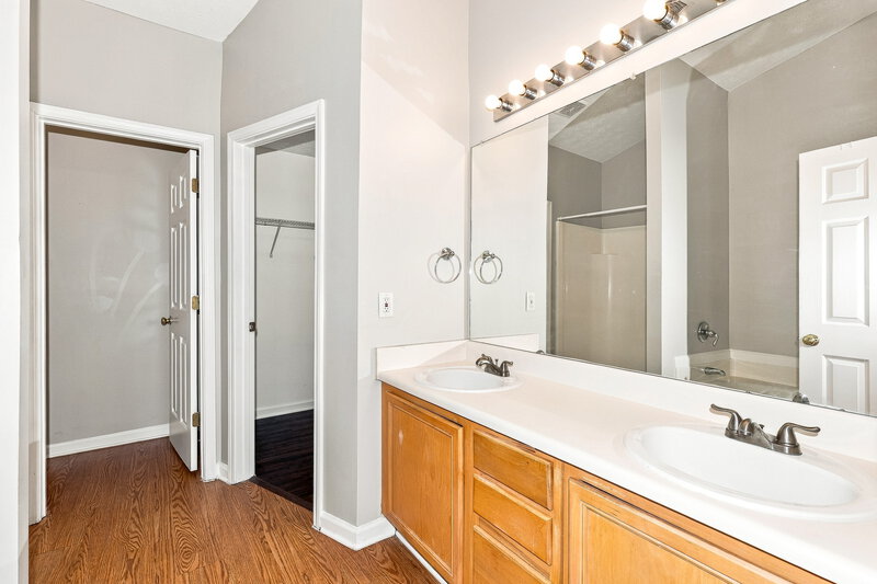 1,900/Mo, 7470 Royale Ct Riverdale, GA 30296 Primary Bathroom View