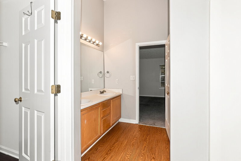 1,900/Mo, 7470 Royale Ct Riverdale, GA 30296 Primary Bathroom View 2