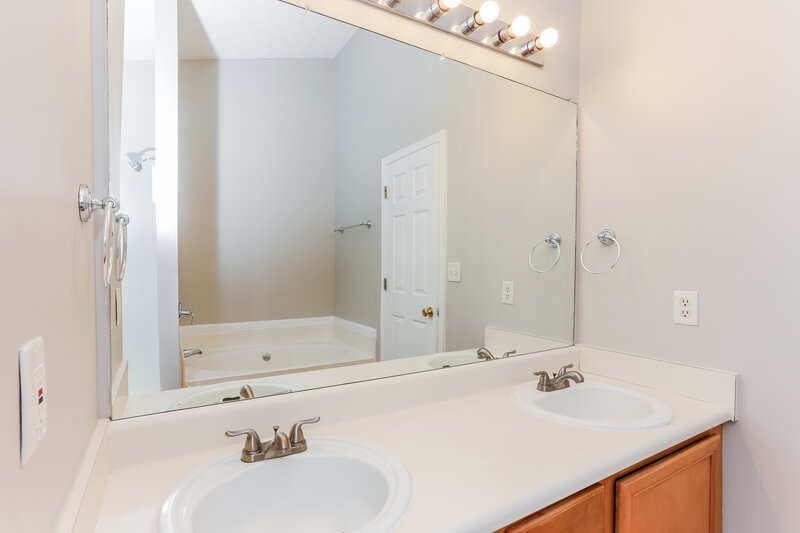 2,550/Mo, 7470 Royale Ct Riverdale, GA 30296 Main Bathroom View 2
