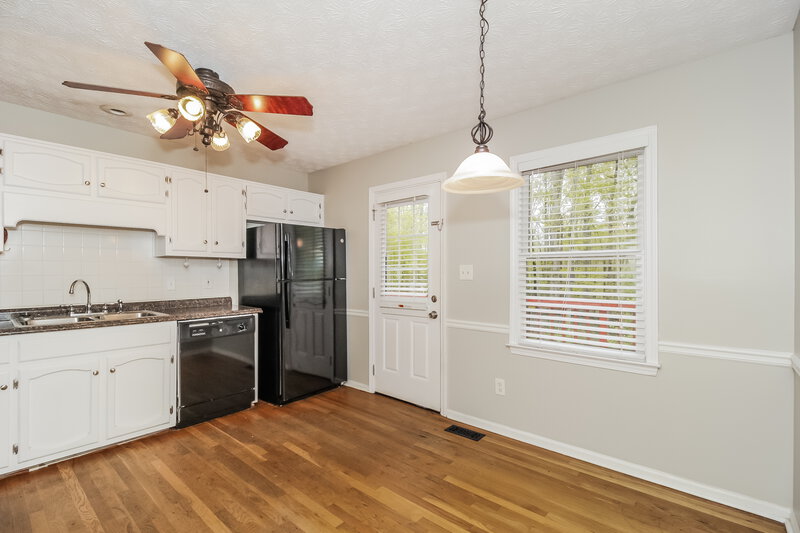 1,815/Mo, 291 Mill Pointe Trl Dallas, GA 30157 Kitchen View