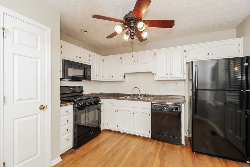 1,815/Mo, 291 Mill Pointe Trl Dallas, GA 30157 Kitchen View 2