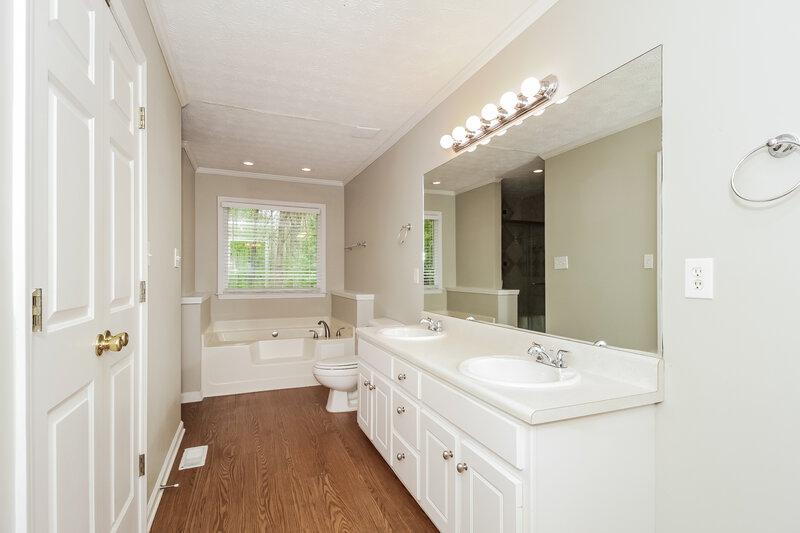 1,815/Mo, 291 Mill Pointe Trl Dallas, GA 30157 Main Bathroom View