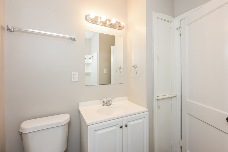 0/Mo, 1993 Willa Way Decatur, GA 30032 Bathroom View
