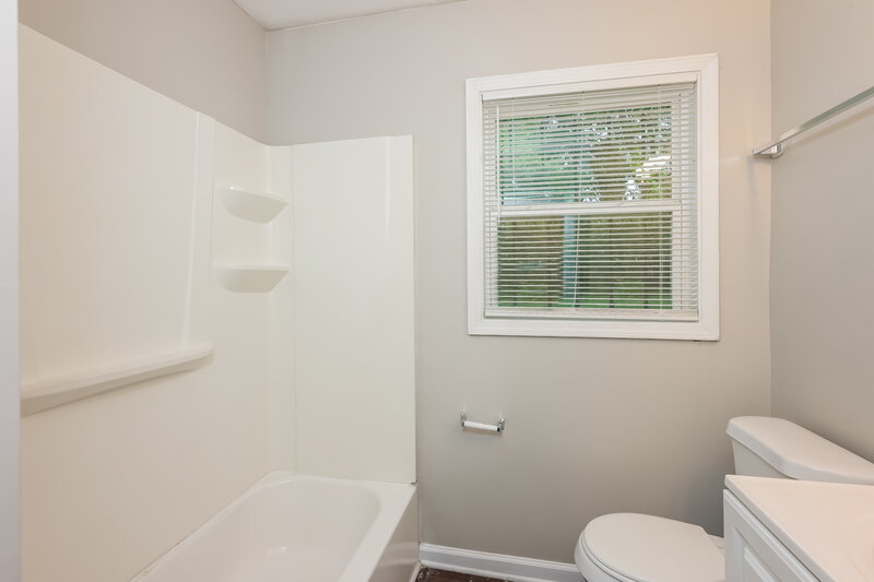 0/Mo, 1993 Willa Way Decatur, GA 30032 Bathroom View 2