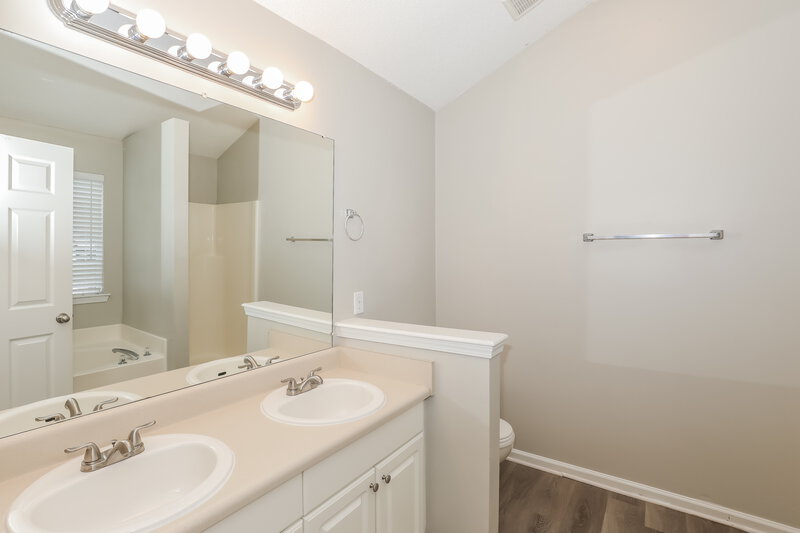 2,600/Mo, 172 Regency Park Dr McDonough, GA 30253 Main Bathroom View