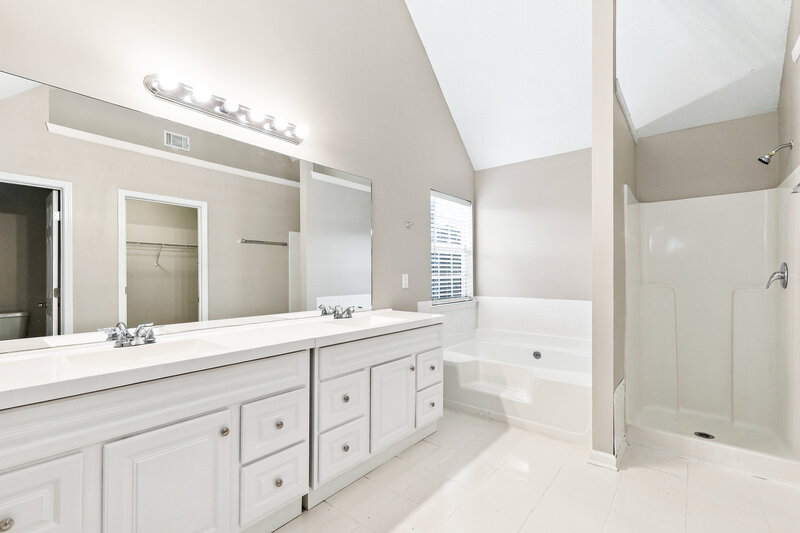 2,310/Mo, 255 Hillside Oak Ln Covington, GA 30016 Primary Bathroom View