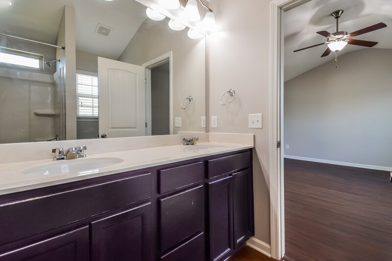 1,940/Mo, 111 Howard Ave NW Cartersville, GA 30121 Main Bathroom View 2
