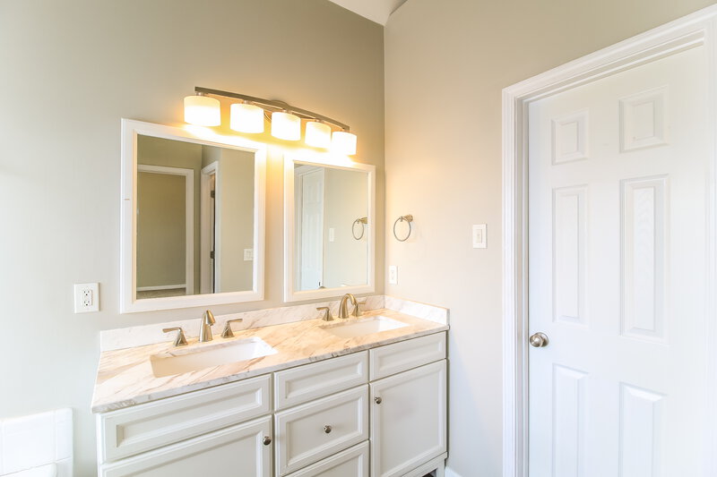 1,995/Mo, 803 Chelsea Wood Ct Stockbridge, GA 30281 Main Bathroom View