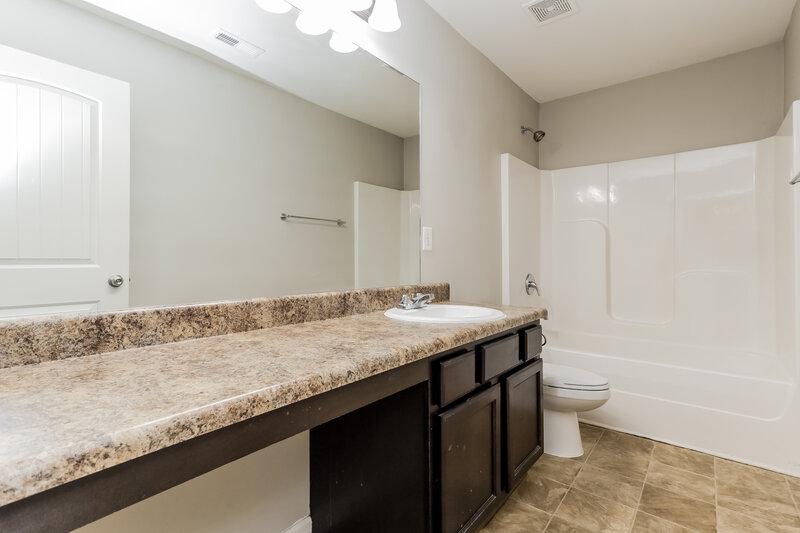 2,255/Mo, 229 Klinetop Dr McDonough, GA 30253 Main Bathroom View