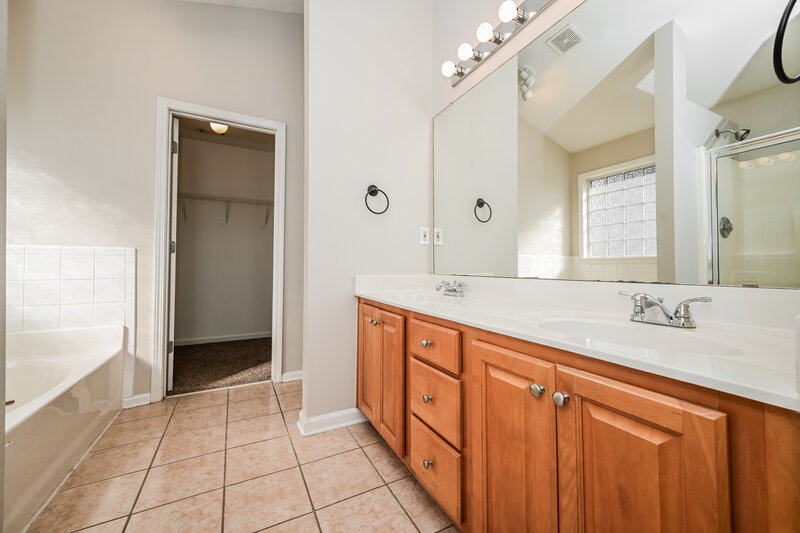 2,025/Mo, 204 Monarch Village Way Stockbridge, GA 30281 Main Bathroom View