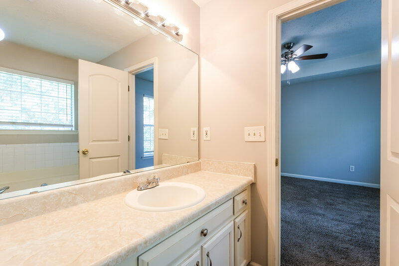 2,085/Mo, 430 Summer Hill Cir Stockbridge, GA 30281 Main Bathroom View