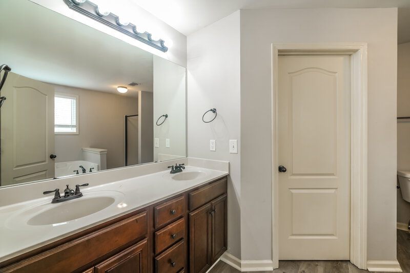 1,880/Mo, 233 Logan Creek Ln Dallas, GA 30132 Main Bathroom View