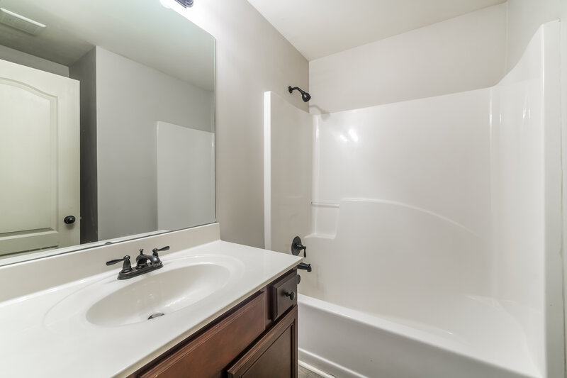 1,880/Mo, 233 Logan Creek Ln Dallas, GA 30132 Bathroom View