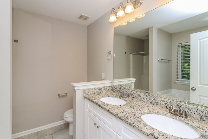 2,730/Mo, 580 Fieldcrest Drive Dallas, GA 30132 Main Bathroom View