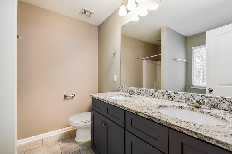 1,890/Mo, 592 Fieldcrest Drive Dallas, GA 30132 Main Bathroom View