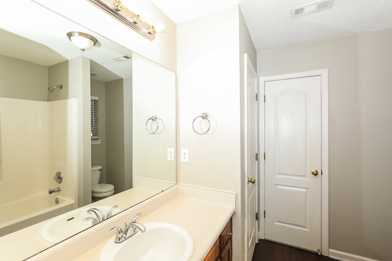 1,915/Mo, 507 Creekview Overlook Stockbridge, GA 30281 Main Bathroom View