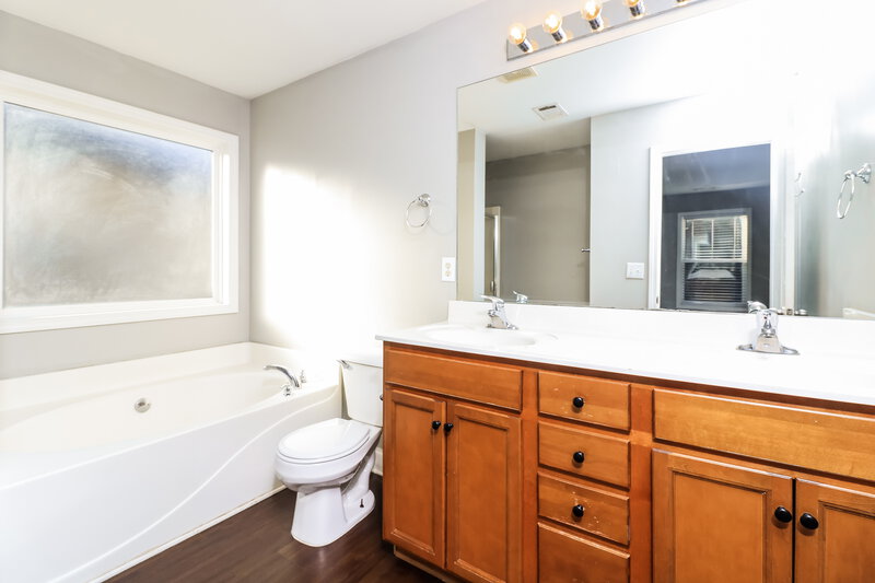 2,075/Mo, 314 Parkmont Way Dallas, GA 30132 Main Bathroom View