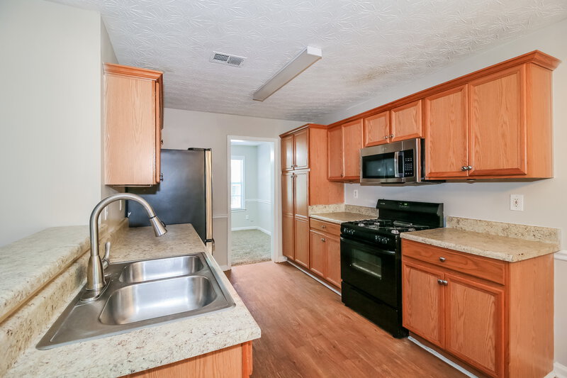 1,860/Mo, 1905 Elm Park Dr Hampton, GA 30228 Kitchen View 2