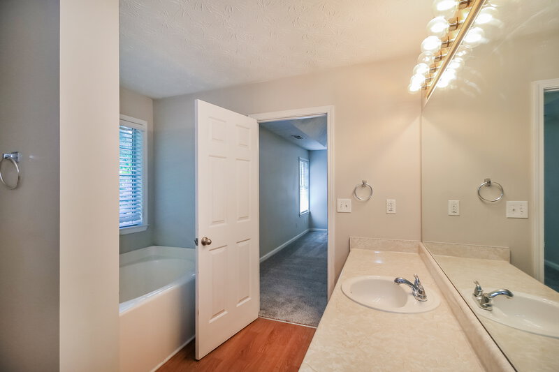1,860/Mo, 1905 Elm Park Dr Hampton, GA 30228 Main Bathroom View