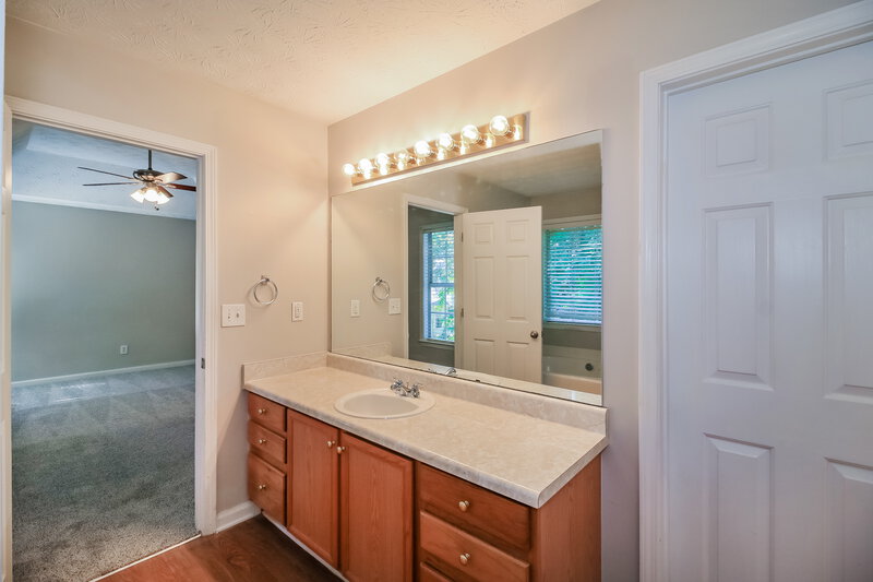 1,860/Mo, 1905 Elm Park Dr Hampton, GA 30228 Main Bathroom View 2