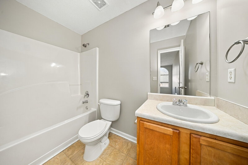 2,350/Mo, 896 Brisley Cir Hampton, GA 30228 Primary Bathroom View 2