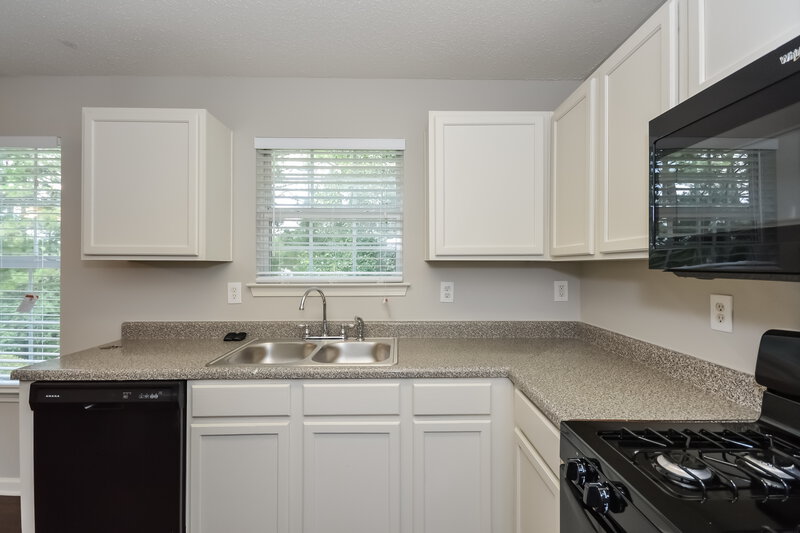 1,700/Mo, 2701 RAMBLING WAY Lithonia, GA 30058 Kitchen View 2