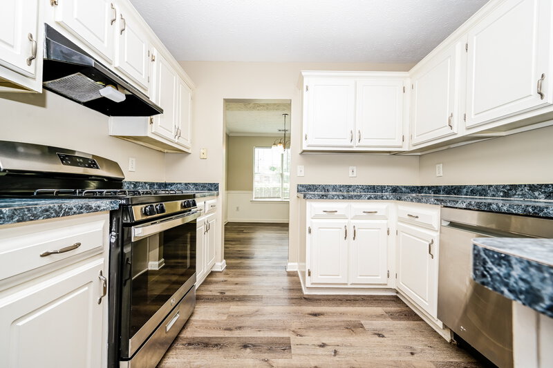 2,200/Mo, 394 Summer Hill Cir Stockbridge, GA 30281 Kitchen View 2