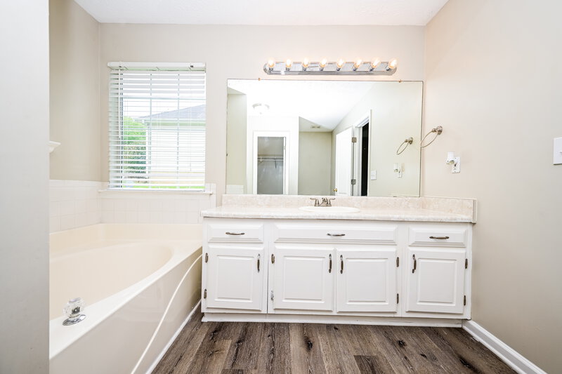2,200/Mo, 394 Summer Hill Cir Stockbridge, GA 30281 Main Bathroom View 2