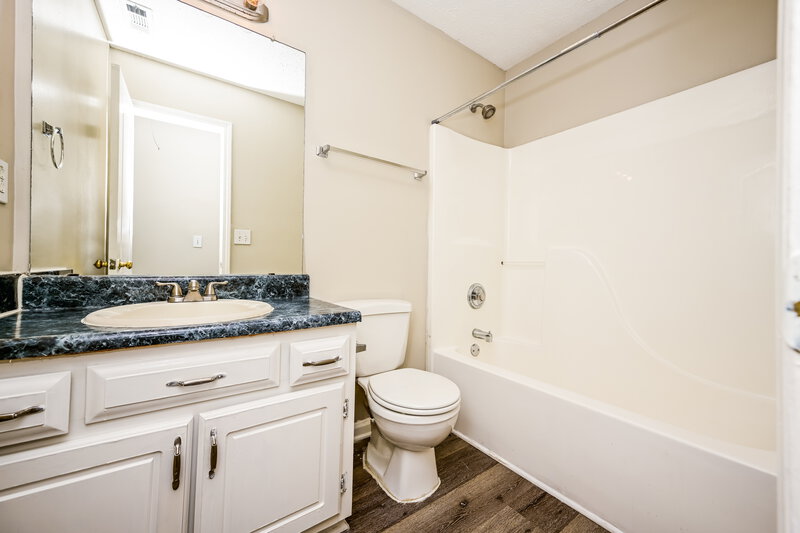 2,200/Mo, 394 Summer Hill Cir Stockbridge, GA 30281 Bathroom View