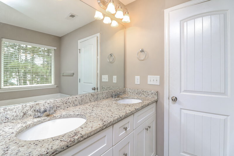 1,915/Mo, 634 Fieldcrest Drive Dallas, GA 30132 Main Bathroom View