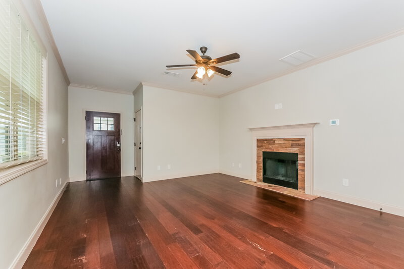 1,795/Mo, 12 E Newnan Rd Unit F Newnan, GA 30263 Living Room View