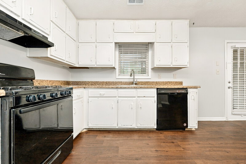 1,830/Mo, 470 Rosehill Dr McDonough, GA 30253 Kitchen View 2