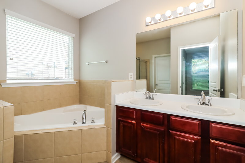 2,210/Mo, 468 Darbys Run Ct Hiram, GA 30141 Main Bathroom View