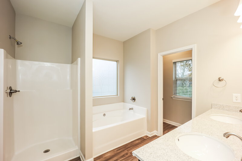 1,860/Mo, 115 Preserve Dr Newnan, GA 30263 Main Bathroom View
