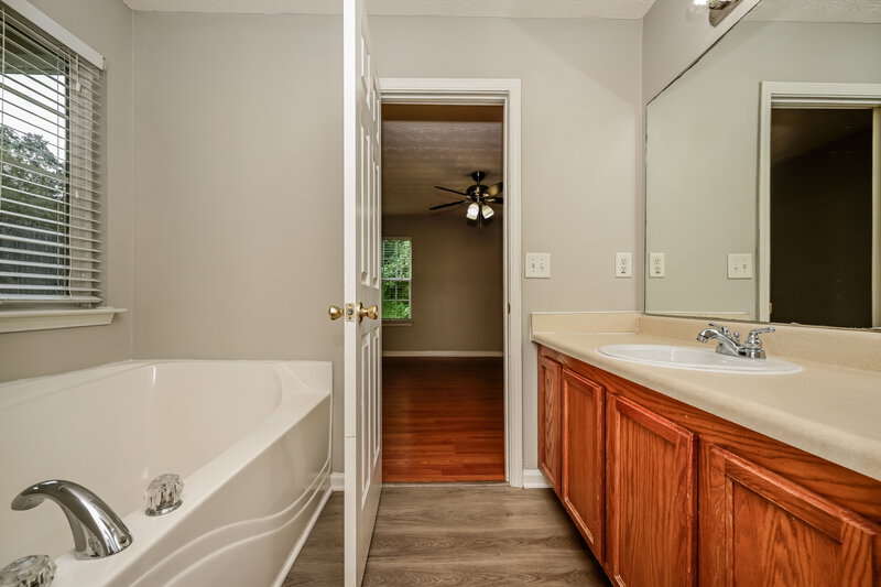 1,745/Mo, 10 Belmont Park Ln Newnan, GA 30263 Main Bathroom View