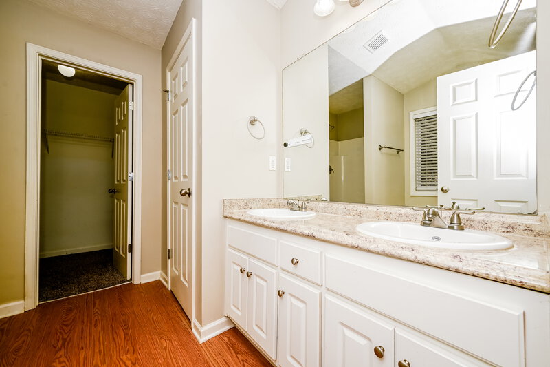 1,950/Mo, 125 Cheyenne Dr Covington, GA 30016 Main Bathroom View