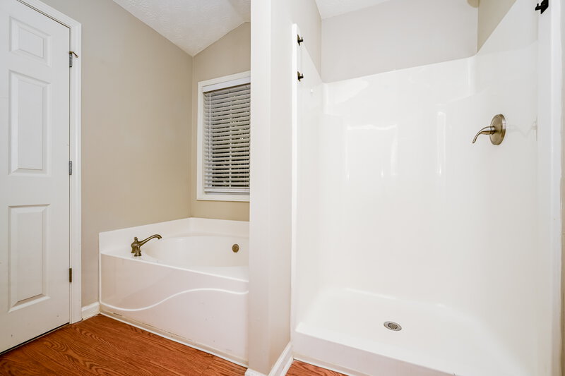 1,950/Mo, 125 Cheyenne Dr Covington, GA 30016 Main Bathroom View 2