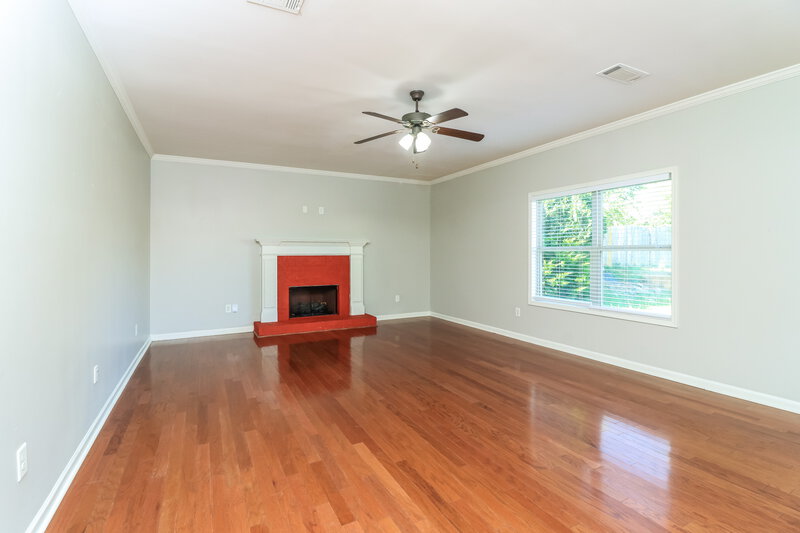 1,950/Mo, 13 Rosen St NW Cartersville, GA 30120 Living Room View 2
