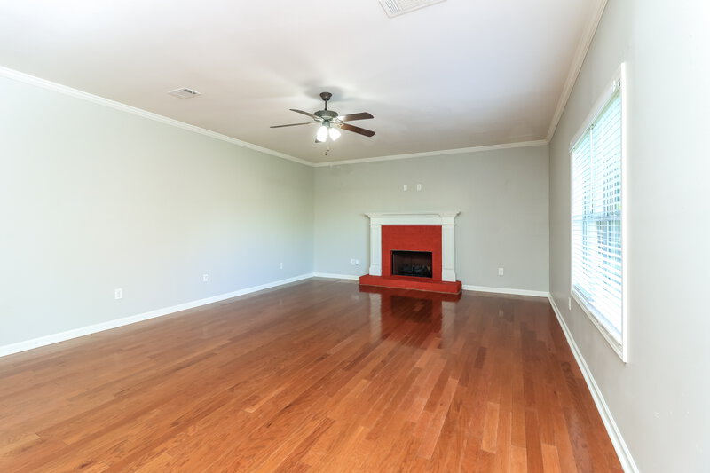 1,950/Mo, 13 Rosen St NW Cartersville, GA 30120 Living Room View 3