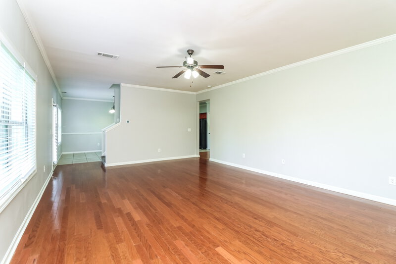 1,950/Mo, 13 Rosen St NW Cartersville, GA 30120 Living Room View 4
