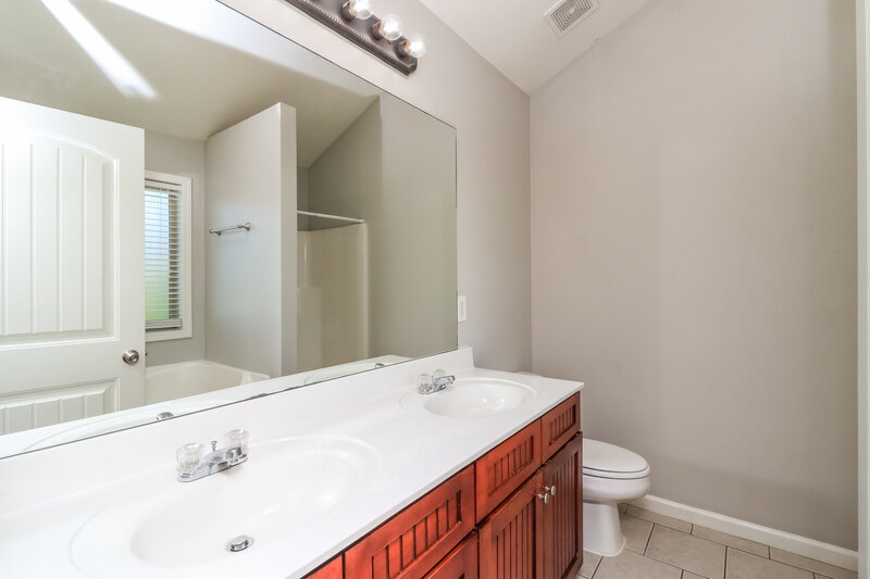 1,950/Mo, 13 Rosen St NW Cartersville, GA 30120 Main Bathroom View