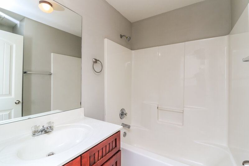 1,950/Mo, 13 Rosen St NW Cartersville, GA 30120 Bathroom View