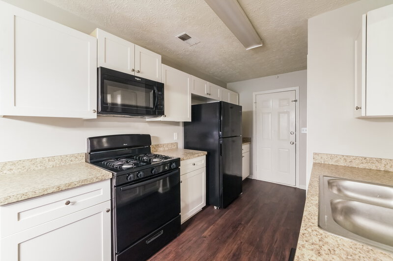 1,585/Mo, 1713 Graystone Drive Hampton, GA 30228 Kitchen View 2
