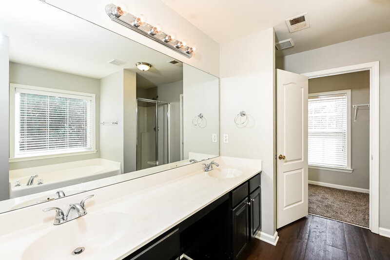 2,165/Mo, 3321 Southerland Court Douglasville, GA 30135 Main Bathroom View