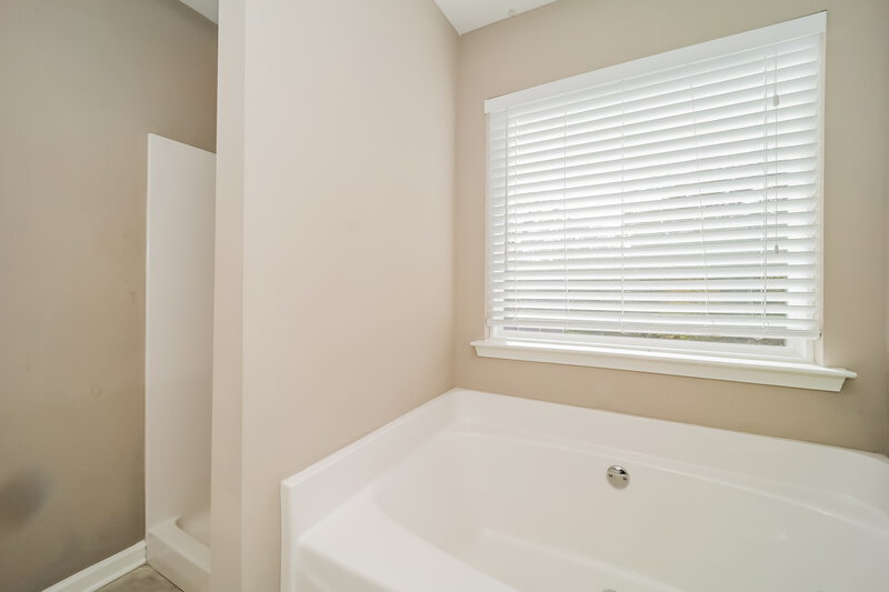 2,200/Mo, 79 Moss Way Cartersville, GA 30120 Main Bathroom View