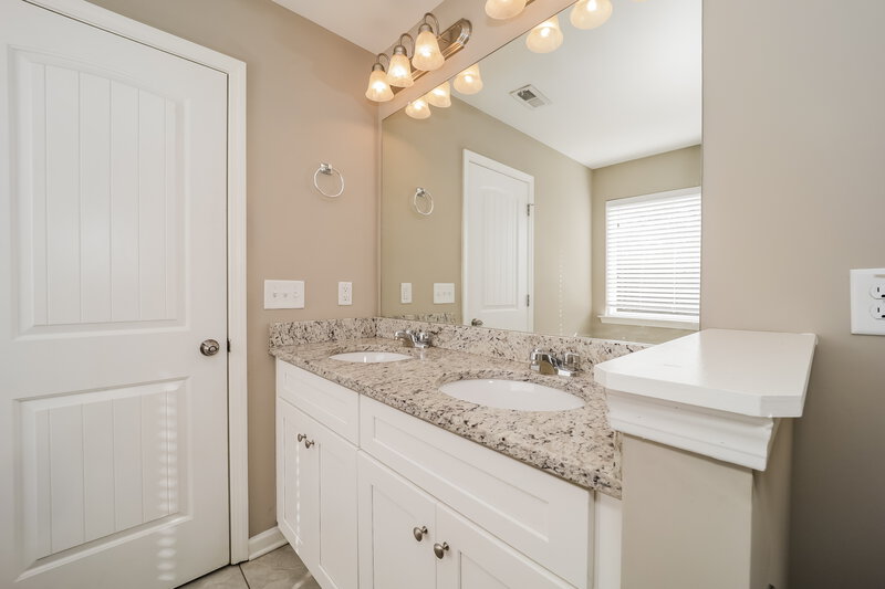 2,200/Mo, 79 Moss Way Cartersville, GA 30120 Main Bathroom View 2