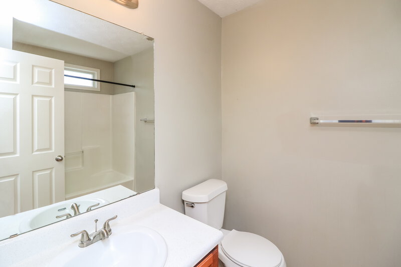 2,100/Mo, 1347 Ambercrest Way Austell, GA 30168 Main Bathroom View