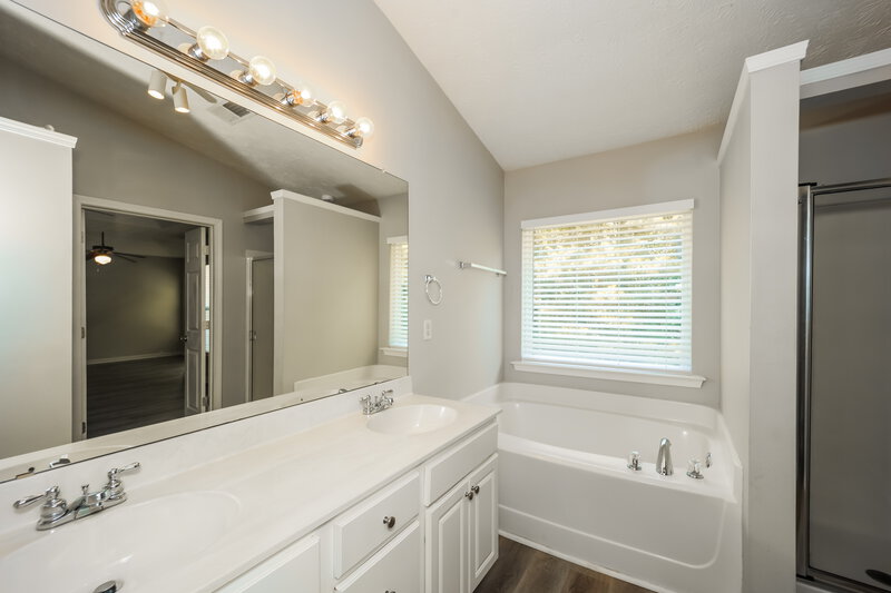 2,115/Mo, 8280 Eastshore Dr Union City, GA 30291 Main Bathroom View